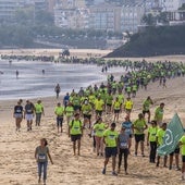 Los participantes caminando por la Segunda playa de El Sardinero.