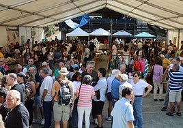 Numeroso públigo se acercó hoy a la Feria de la Miel en Vega de Liébana.