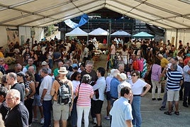 Asistentes a la Feria de la Miel en la localidad de La Vega