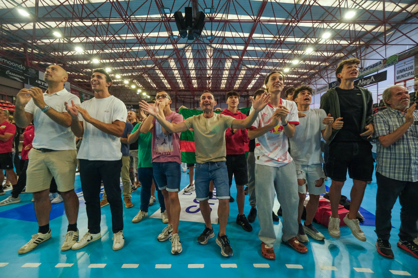 En Torrelavega, un grupo de seguidores del cántabro se reunió en el Vicente Trueba para seguir la final.