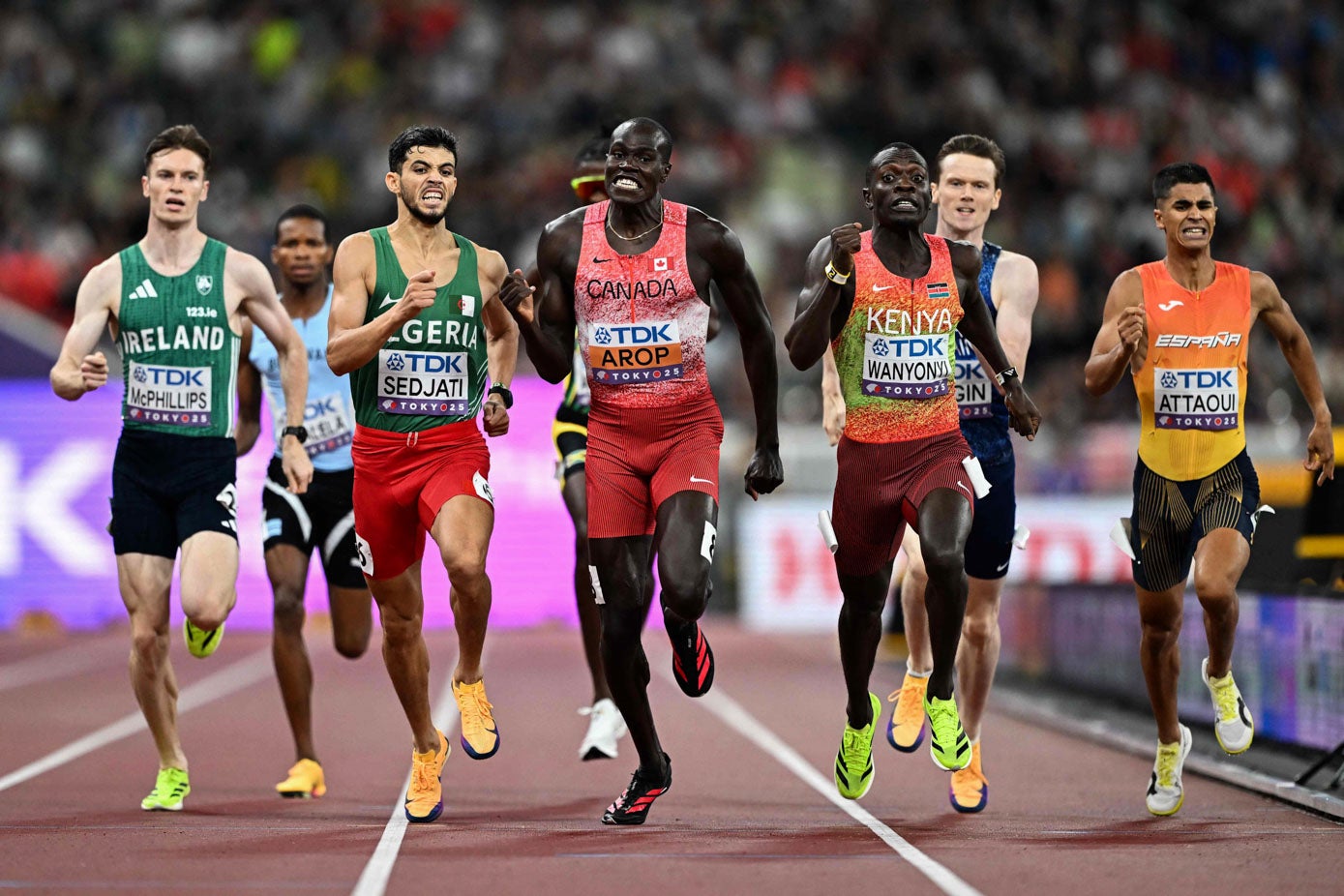 Attaoui lo intentó por la zona interior, pero su avance se vio dificultado por otros corredores.