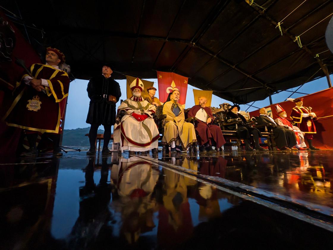 El alcalde de Laredo, junto al empreador, en el centro de la foto, esperan la llegada de las hermanas.