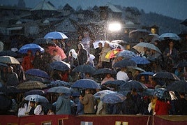 El público acudió a ver la representación con paraguas y chubasquero