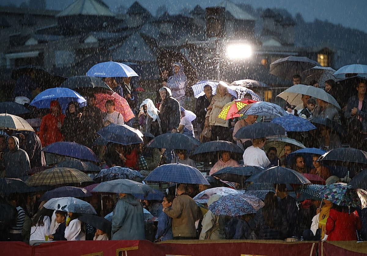 El público aguantó bajo el agua la representación de la llegada de las reinas al Palenque.
