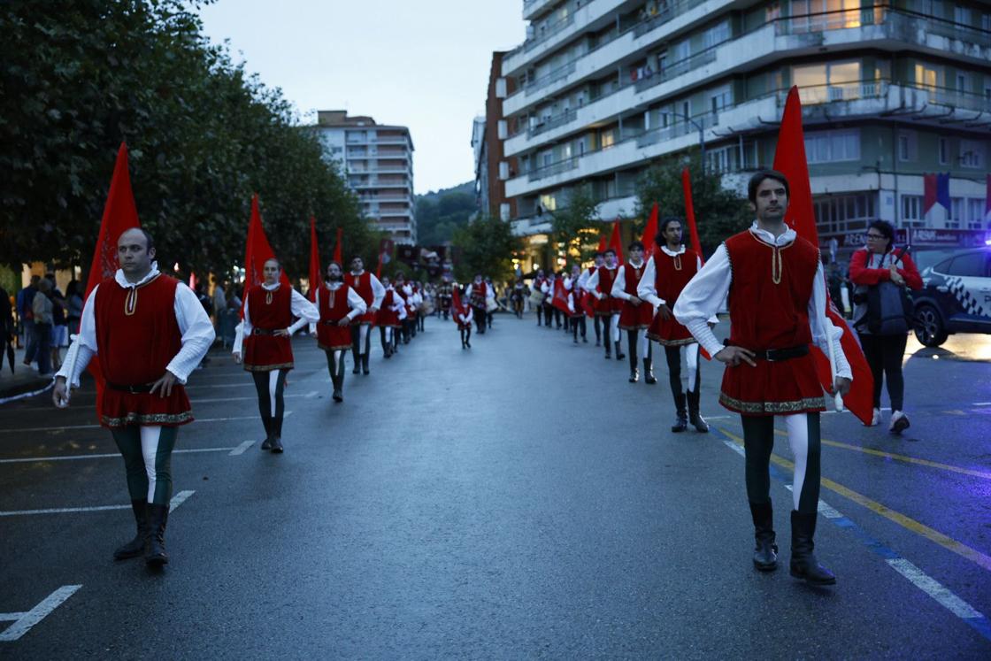 Un momento del desfile por la avenida principal de Laredo.