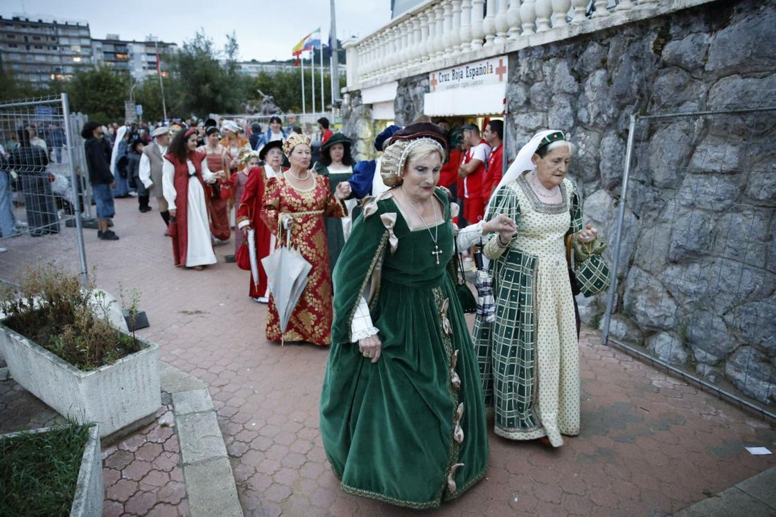 Las damas de la corte. ataviadas de época partiendo hacia el palenque.