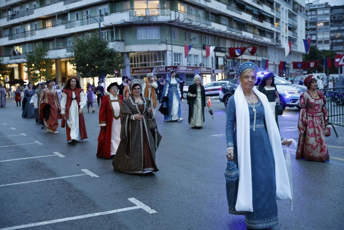 Con el asfalto mojado, el desfile de época transcurrió sin incidentes, ya que el cielo aguantó en gris.