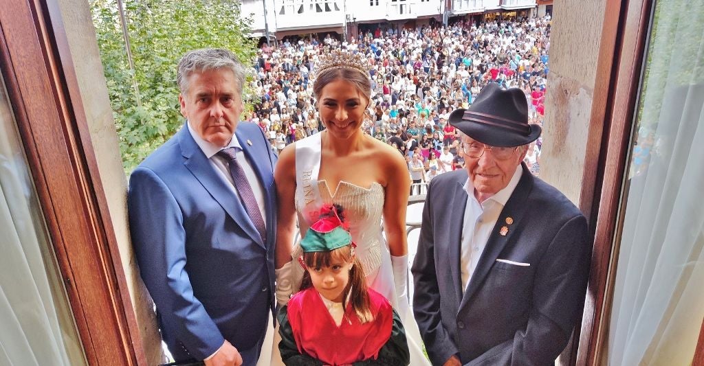 Alcalde, Reina con su paje y pregonero de las fiestas de San Mateo en el balcón del Ayuntamiento.