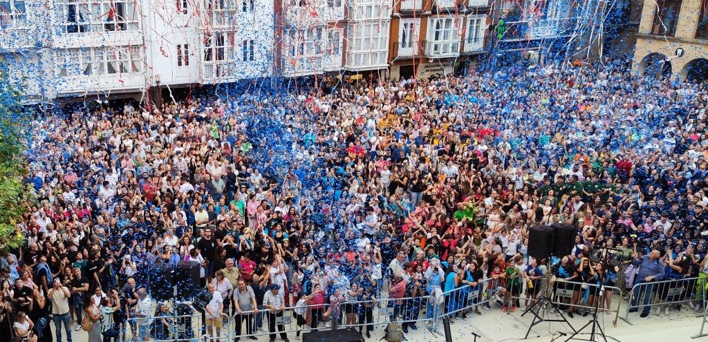 Confeti y fuegos artificiales para festejar el inicio de las fiestas de San Mateo.