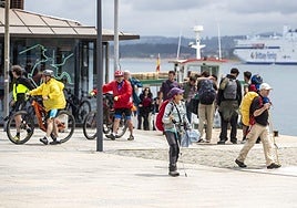 Peregrinos y turistas tras desembarcar de una pedreñera en Santander.