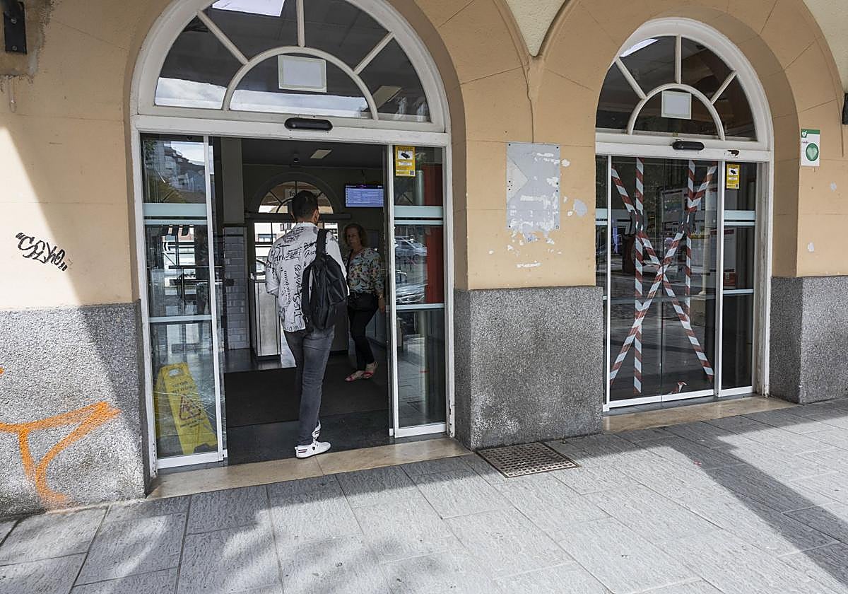 En la estación de Torrelavega, una de las puertas se abre y la otra está estropeada.