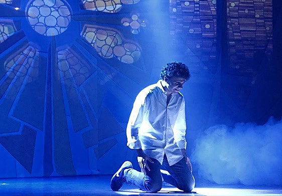 Jorge Mora, que da vida a Carlo Acutis, en una de las escenas más emotivas del musical.