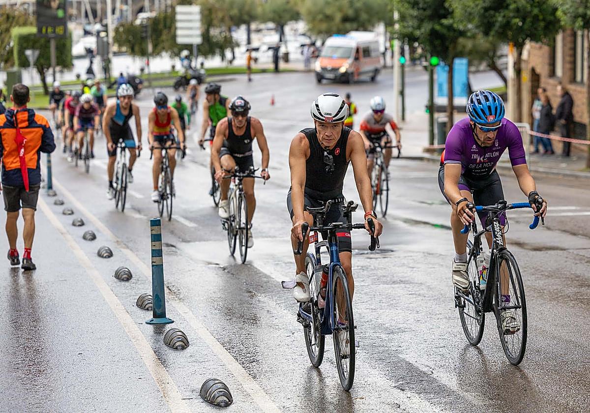 Los triatletas, en el segmento de bici, afrontan la Cuesta del Gas.