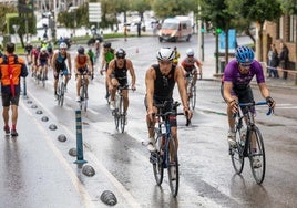 Los triatletas, en el segmento de bici, afrontan la Cuesta del Gas.