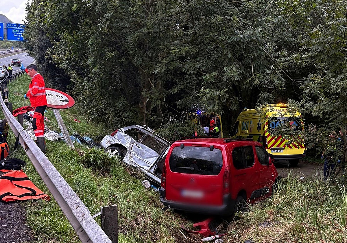 Cuatro personas resultaron heridas en el aparatoso accidente de la A-8.