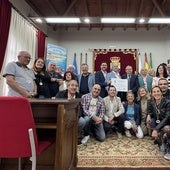 Miembros de la Fundación y la Cofradía posan con el diploma.