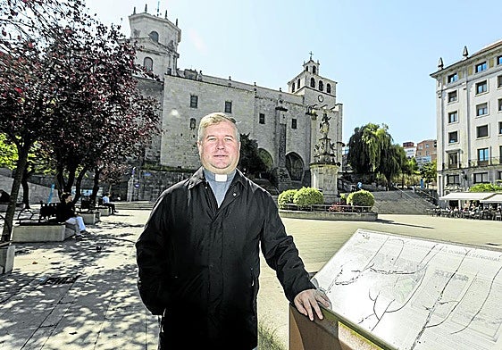 El sacerdote rumano Marcel Lucaci posa en la Plaza de Atarazanas de Santander, frente a la Catedral.