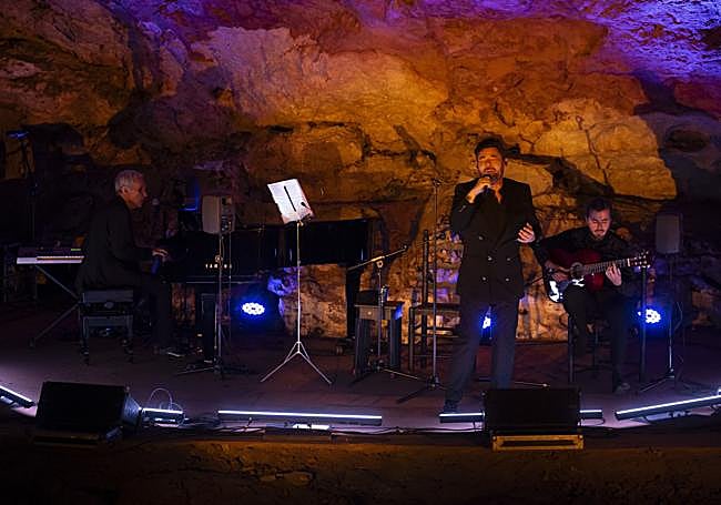 Poveda actuó acompañado de un piano y una guitarra.