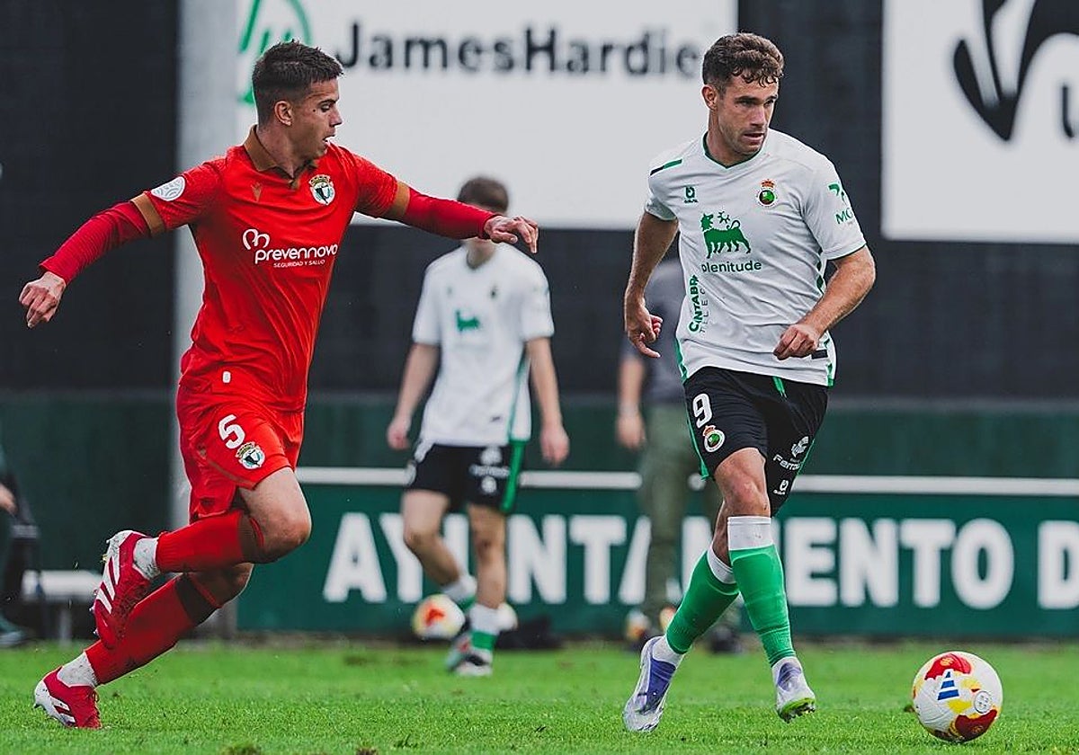 Baldrich, del Rayo, controla la pelota ante un rival del Burgos