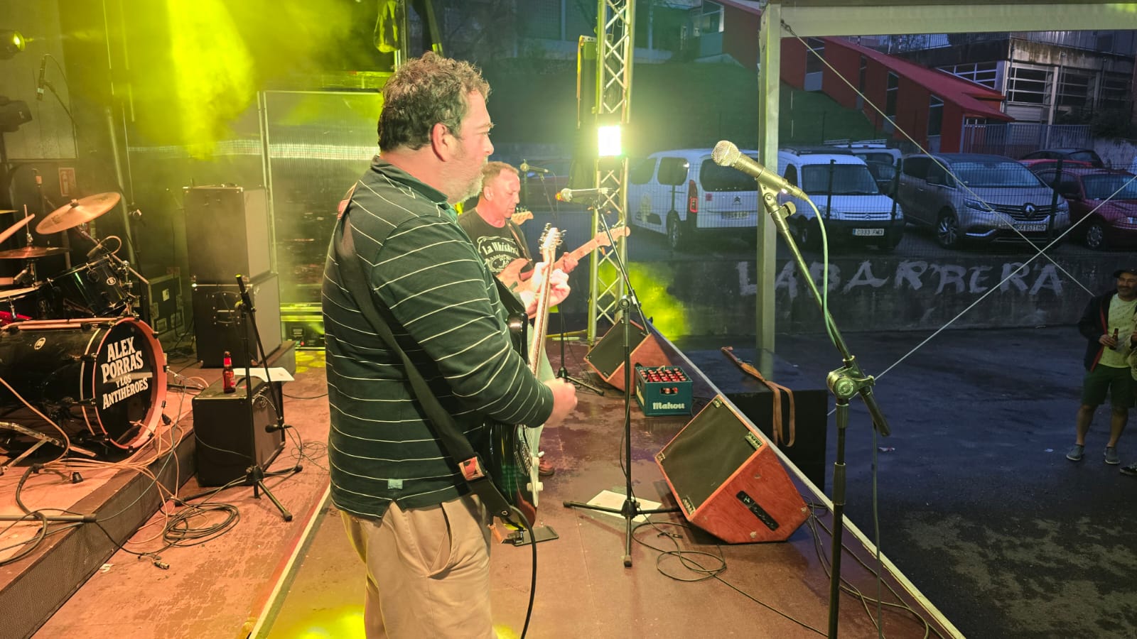 Las bandas locales Almacén 17 y Kinky Nylon animaron con su música la fiesta de La Barrera.