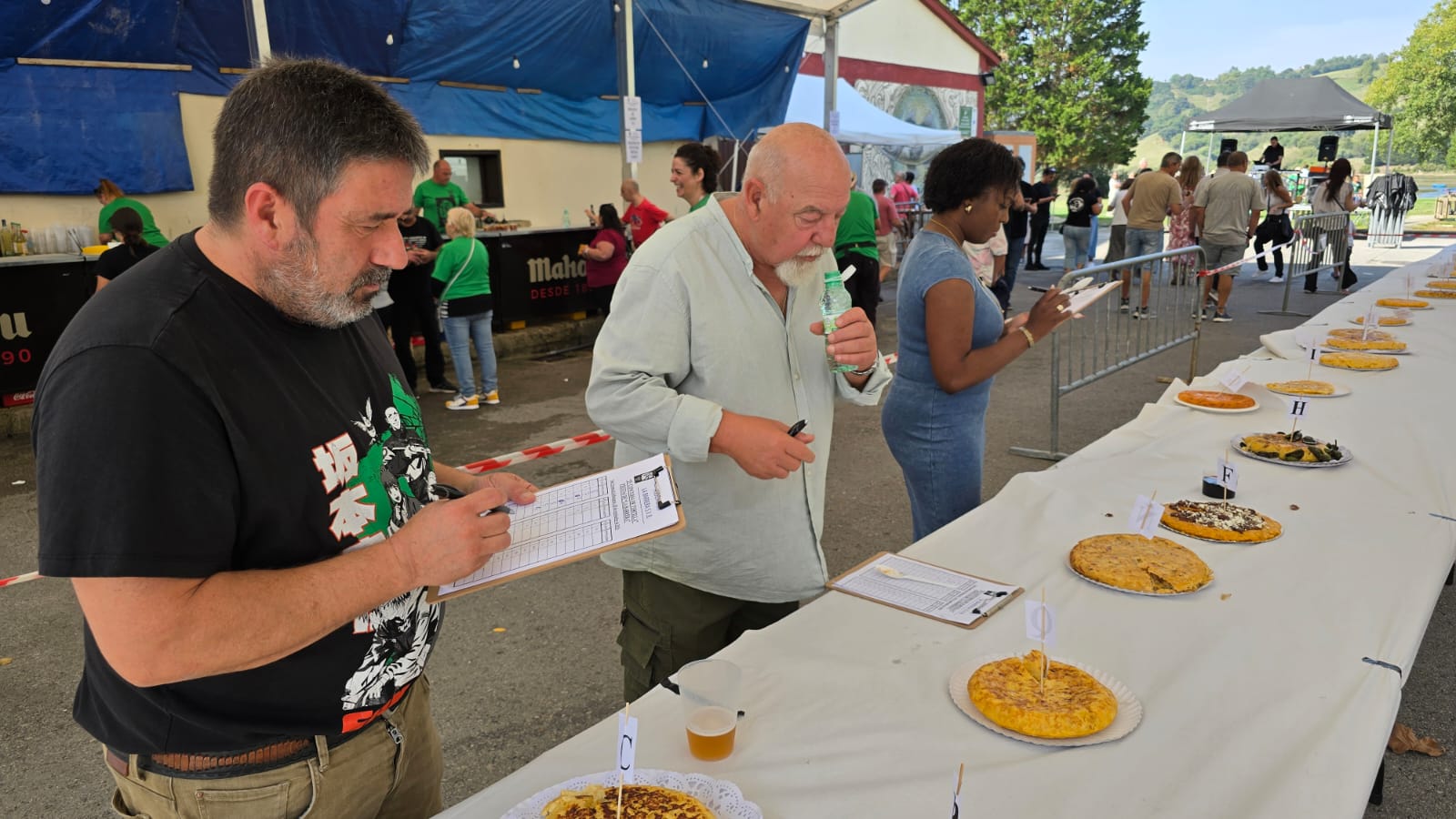 El jurado valorando las tortillas presentadas al concurso.