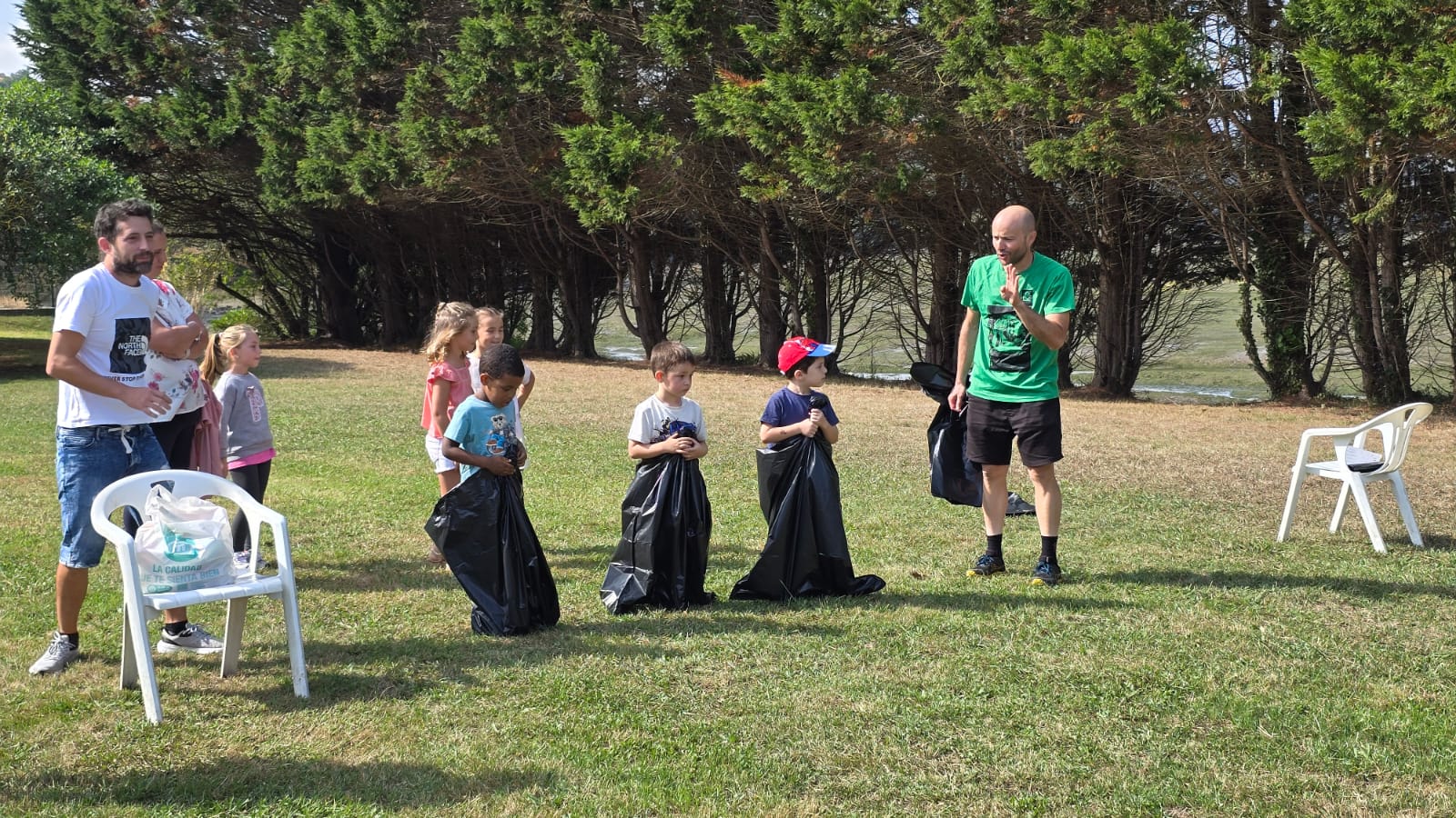 Los más pequeños disfrutaron con los juegos tradicionales que les mostraron los mayores.