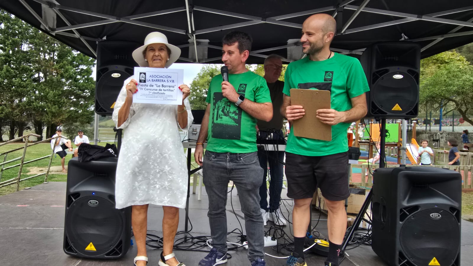 La vecina Rosi Montesino recibió el primer premio del concurso de tortillas