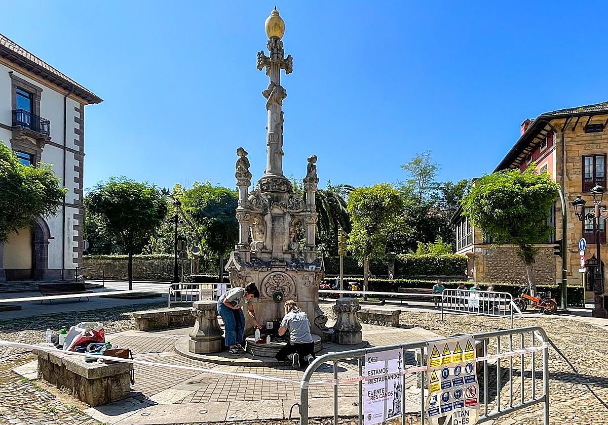 Los restauradores ya están actuando en la limpieza y arreglo de la mítica fuente frente al Ayuntamiento.