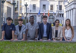 Rubén Pesquera, Pablo Calzado, Sálomon Gutiérrrez, Juan Luis Madariaga, Alejandra Cobo y Cecilia García, en el Paraninfo de la UC.