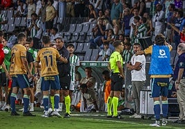 Carlos Muñiz revisa la jugada en el monitor mientras Andrés y Mantilla protestan al cuarto árbitro, Guillermo Conejero, y Sangalli hace gestos de disconformidad.