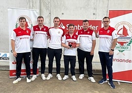 Adrián Hoyos, en el centro, escoltado por sus compañeros.