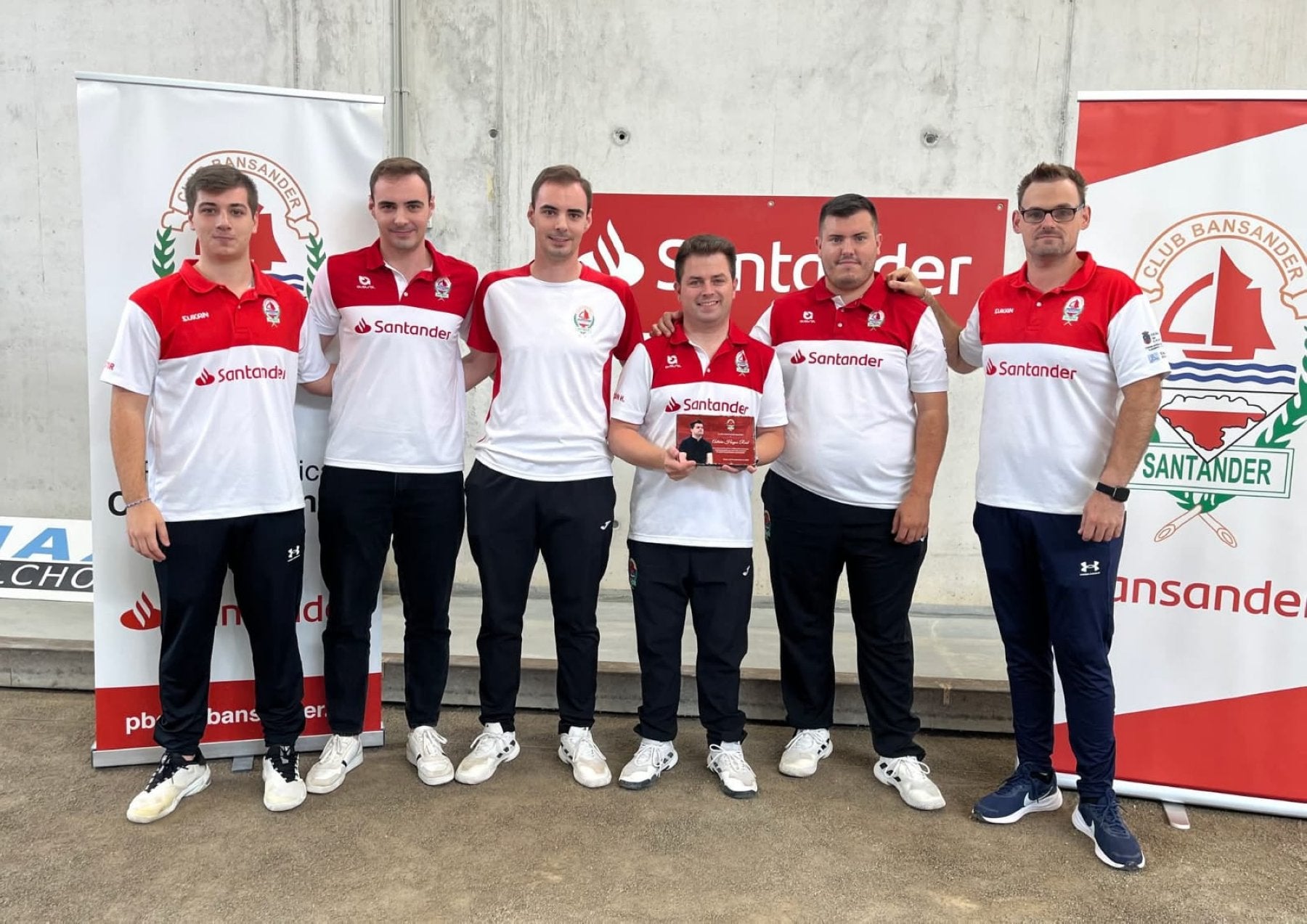 Adrián Hoyos, en el centro, escoltado por sus compañeros.