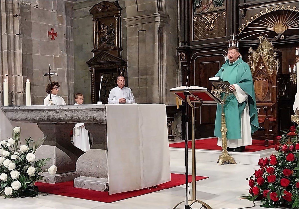 El párroco Alberto García en su última misa en Santoña.