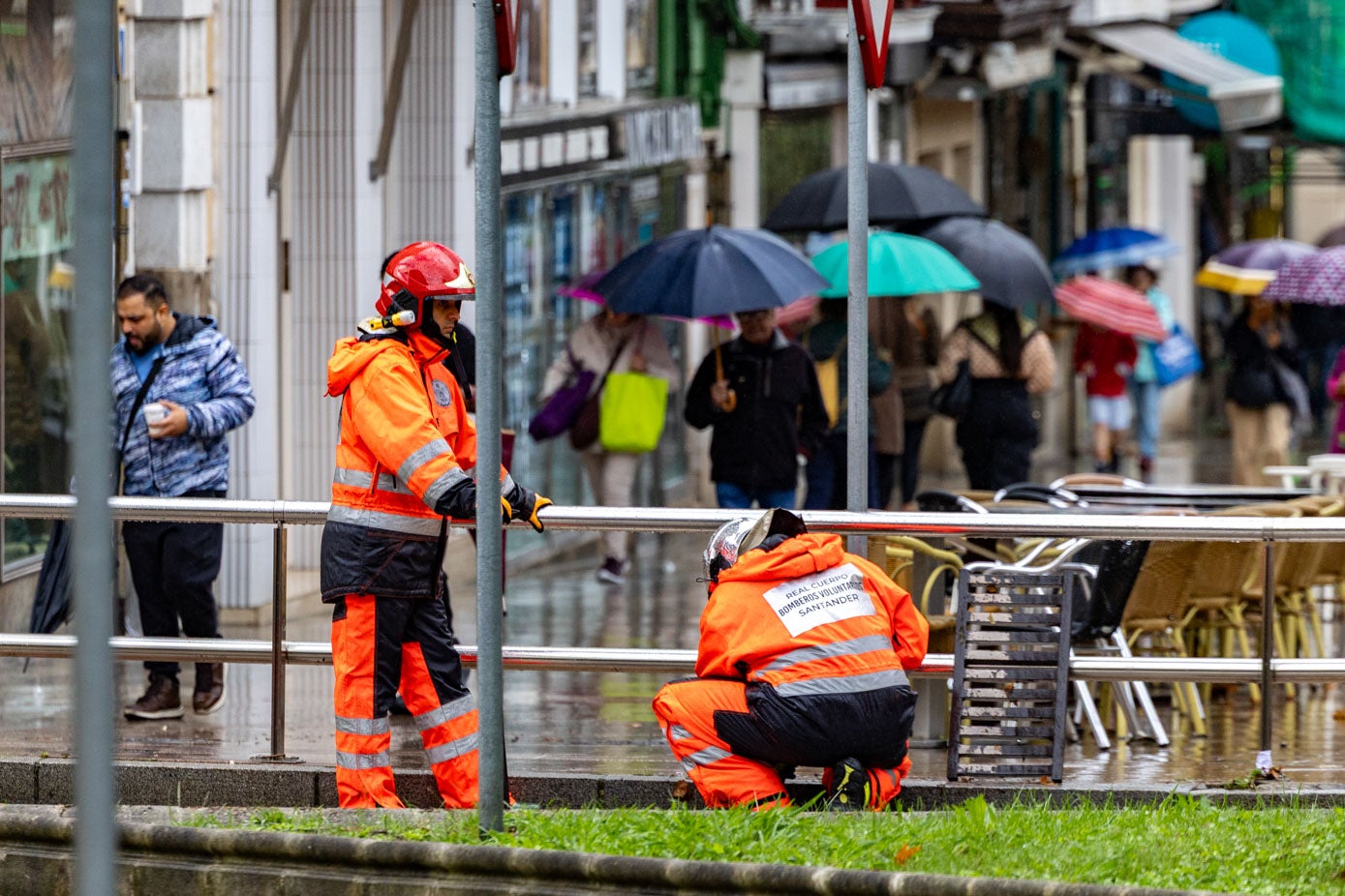 Bomberos voluntarios desatascan alcantarillas