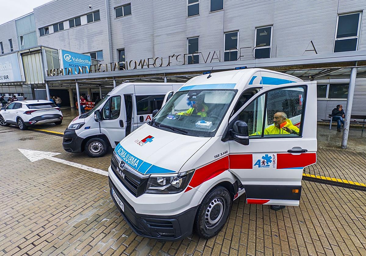 Nuevas ambulancias del transporte programado a cargo de Autransa tras la salida de Diavida, a las puertas de Valdecilla Sur.