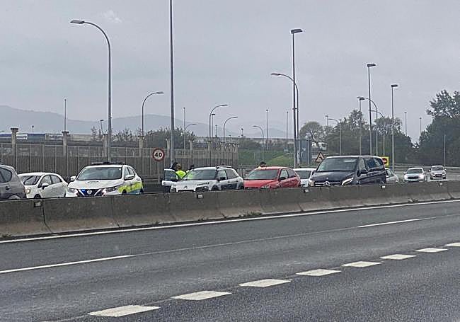 Accidente con cuatro coches implicados este mediodía en la S-10 en dirección a Santander.
