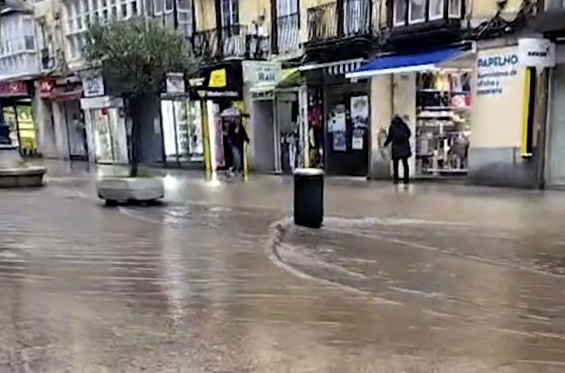 La riada que bajó por la calle Burgos a primera hora de este lunes.