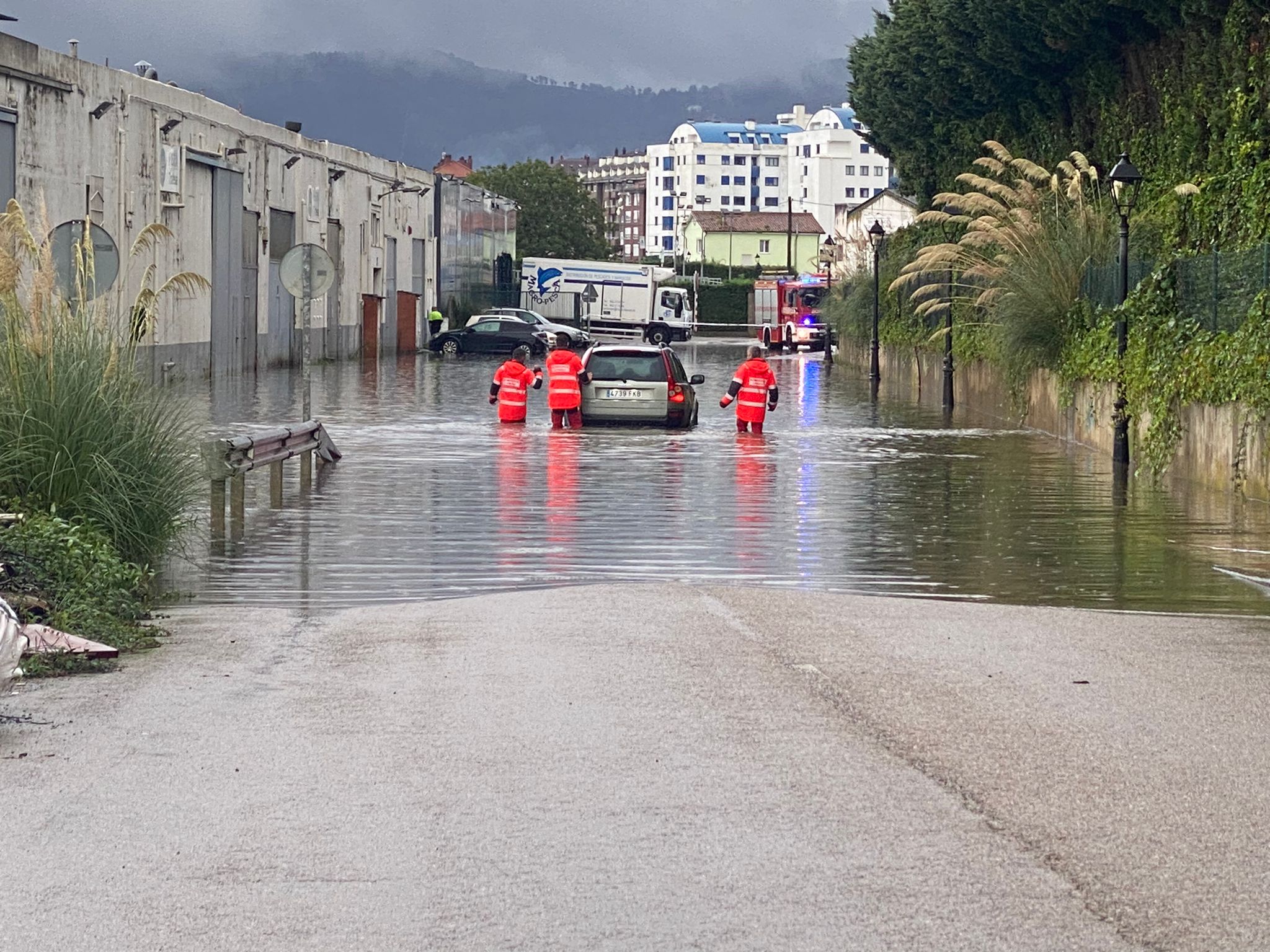 Un coche se quedó atrapado en el agua en Muriedas