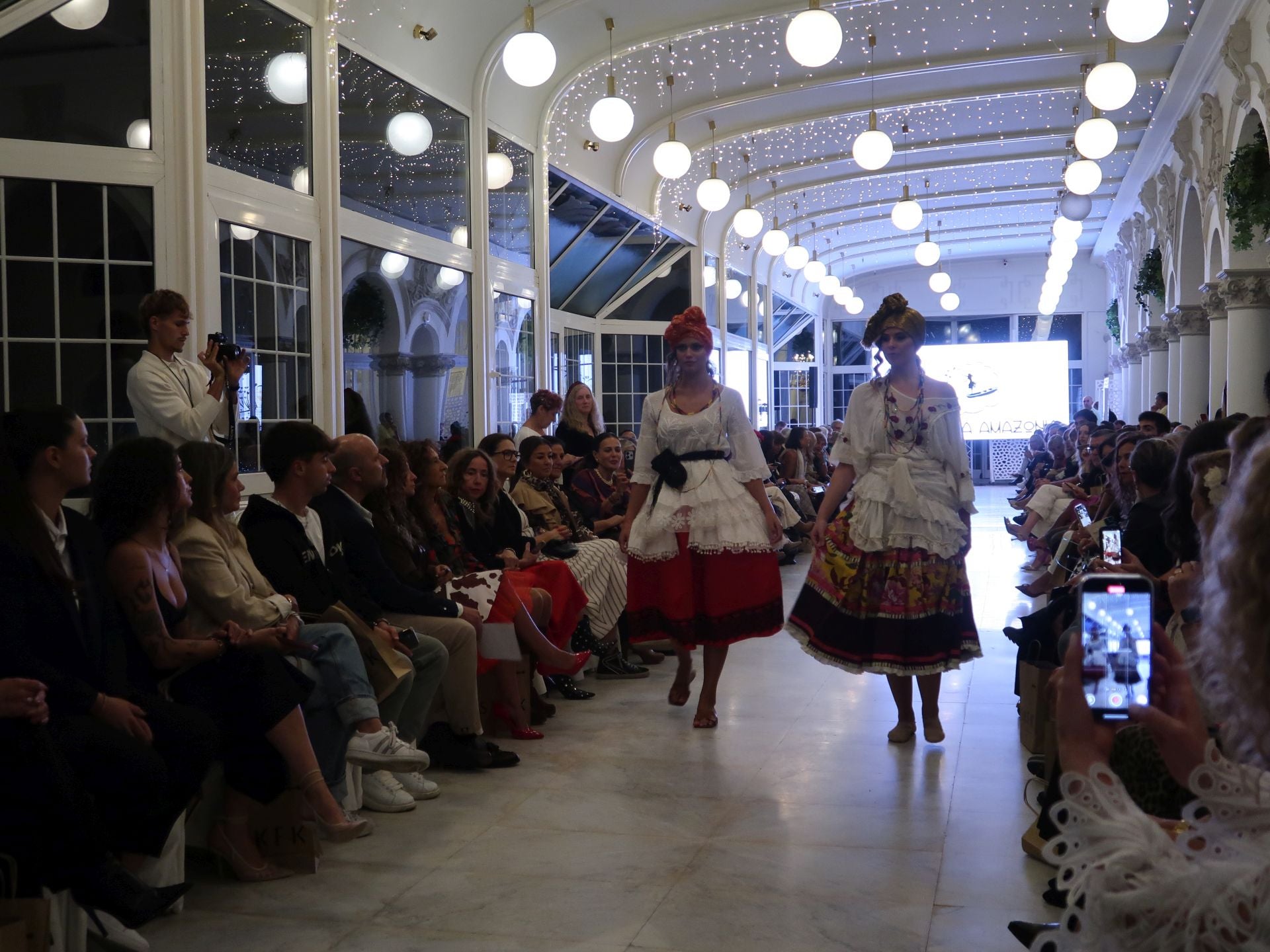 Abbie Potter y María Ruiz en el espectáculo de la Asociación Perlas Da Amazonía.