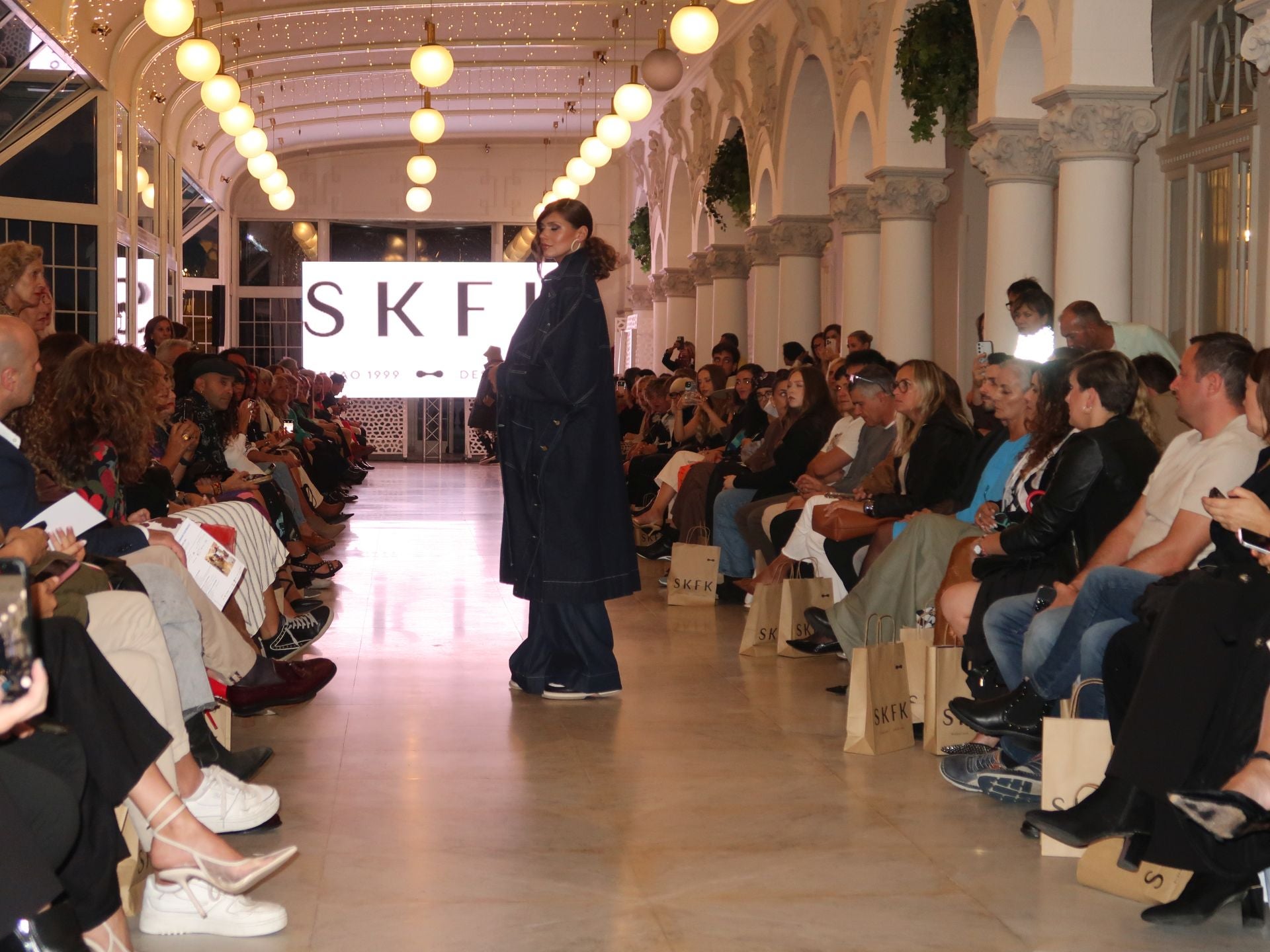 Abbie Potter, con look de SKFK.