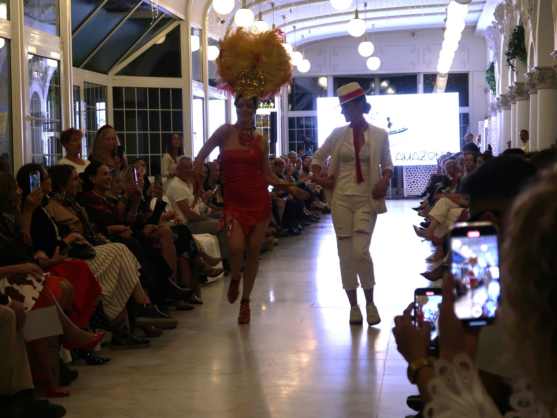 Piloshka y Katia Bolado durante el show de Brasil como país invitado.