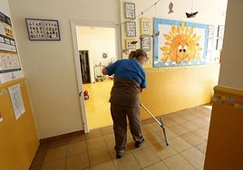 Una trabajadora durante las labores de limpieza en un colegio.