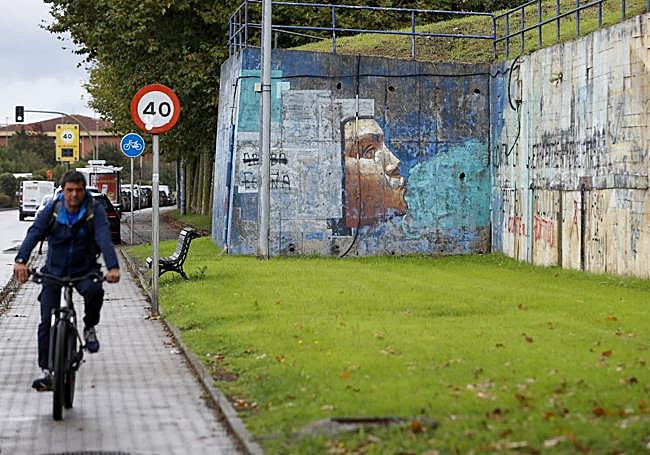 La Avenida de Los Castros cuenta con muchas paredes pintadas.