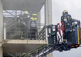 Bomberos de Santander muestran una maniobra durante la jornada de puertas abiertas en su sede.
