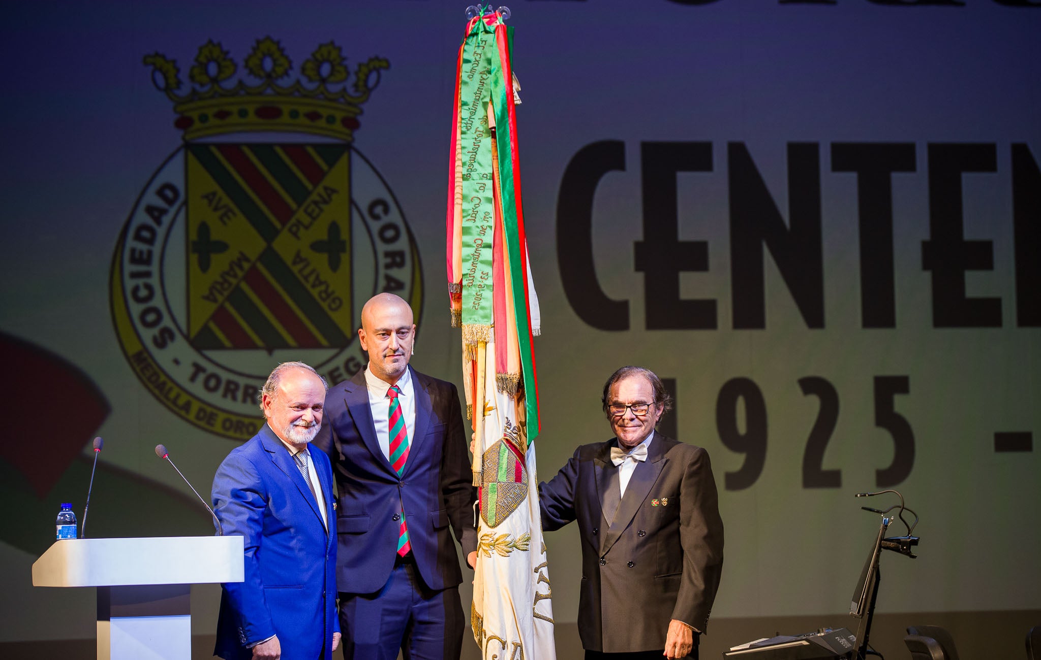 De izquierda a derecha; el presidente de la Sociedad Coral, José Nicasio Gutiérrez; el alcalde de Torrelavega, Javier López Estrada; y el director musical de la Sociedad Coral, Manuel Egusquiza.
