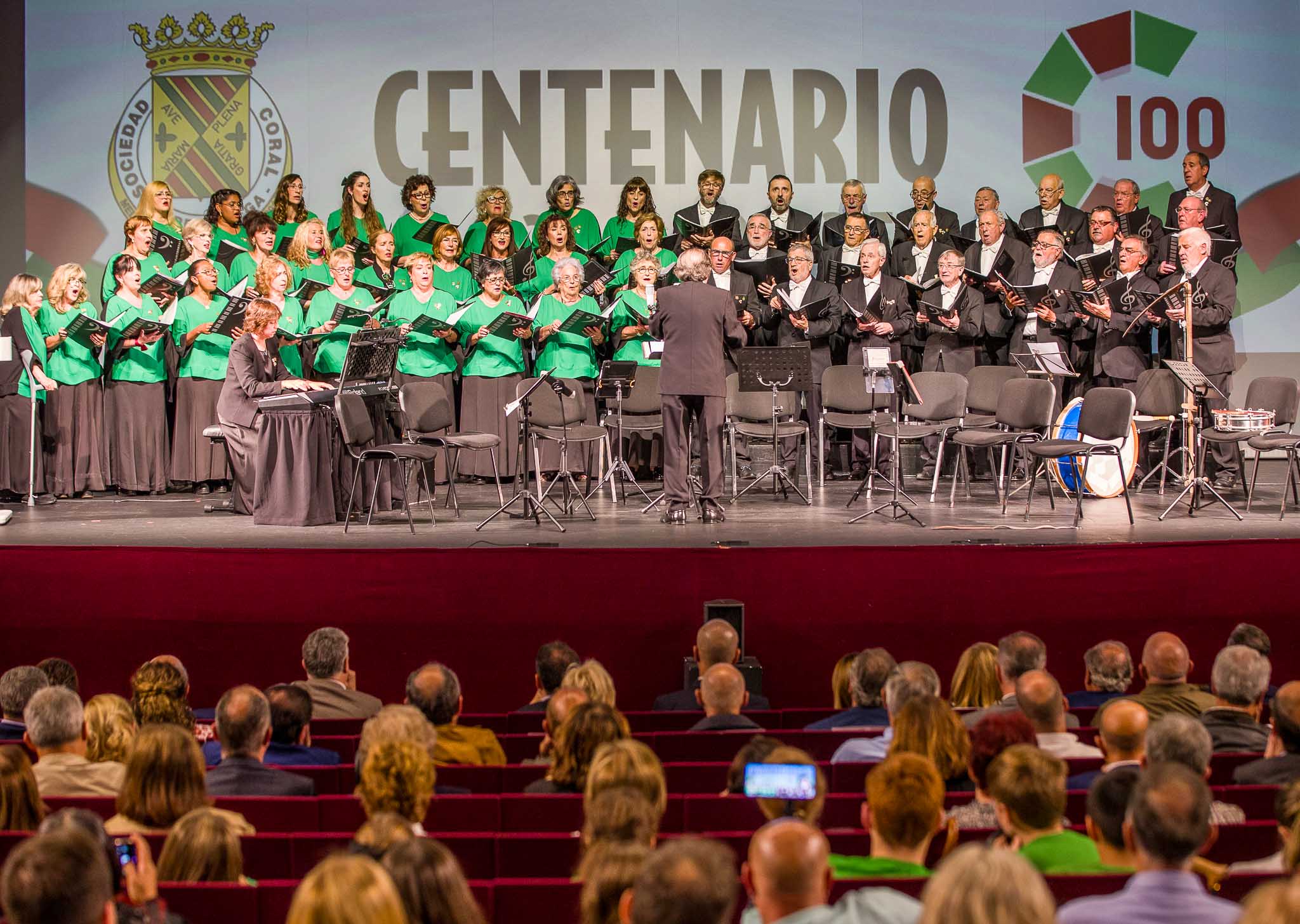 Durante el acto se presentó el documental 'Sociedad Coral de Torrelavega 1925-2025', dirigido por Patxi Gabella y Agustín Telechea.