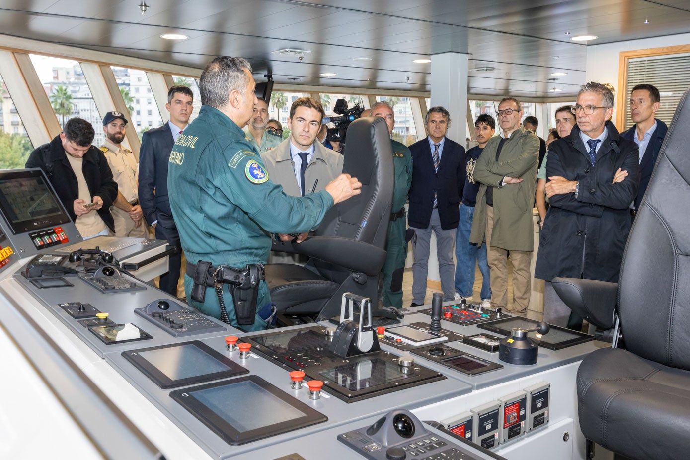 El Teniente Coronel Julio Postigo detalla las novedades en el puente de mando.