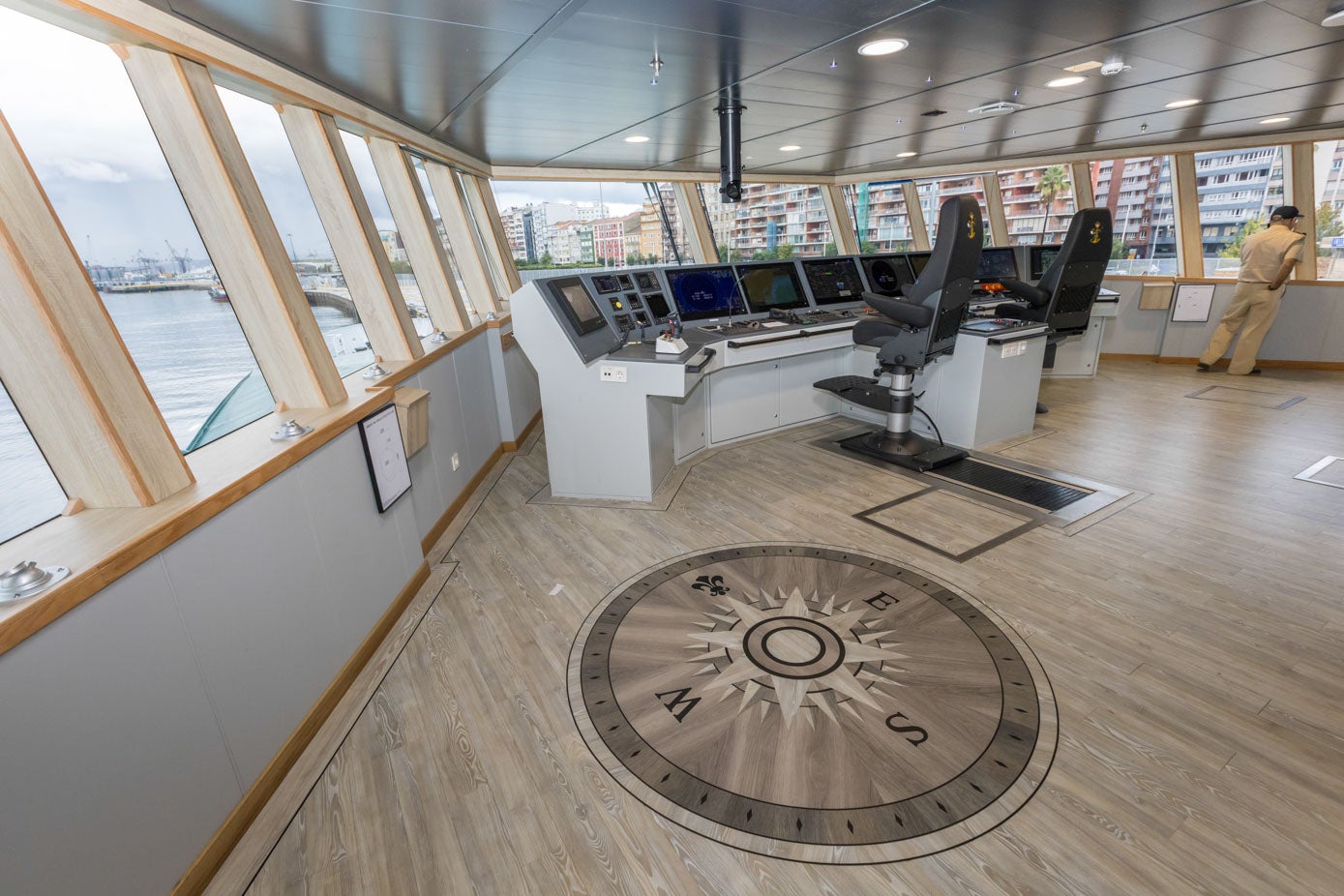 Así luce, con una rosa de los vientos en primer plano, el puente de mando del Duque de Ahumada.