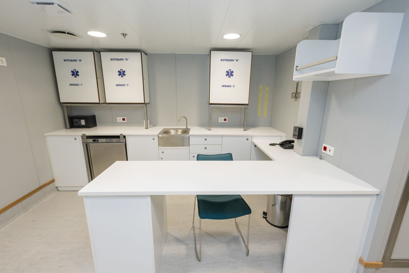 Cuenta con una sala de enfermería y cuando tienen navegaciones largas lleva a bordo un médico o un enfermero.