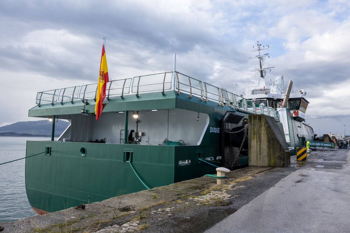 La popa del Duque de Ahumada, un buque de 82 metros de eslora.